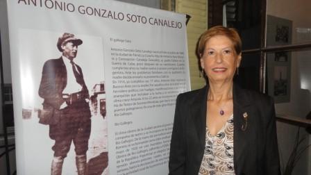 Recién llegada de Chile, su hija Isabel Soto, participó de la apertura de la sala